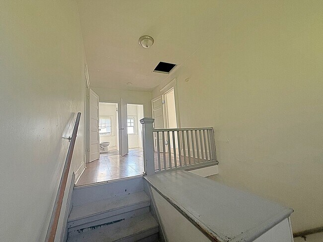 Building Photo - 1642 W Colvin St