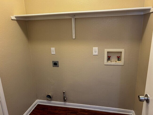 Building Photo - 305 N Heatherwilde Blvd