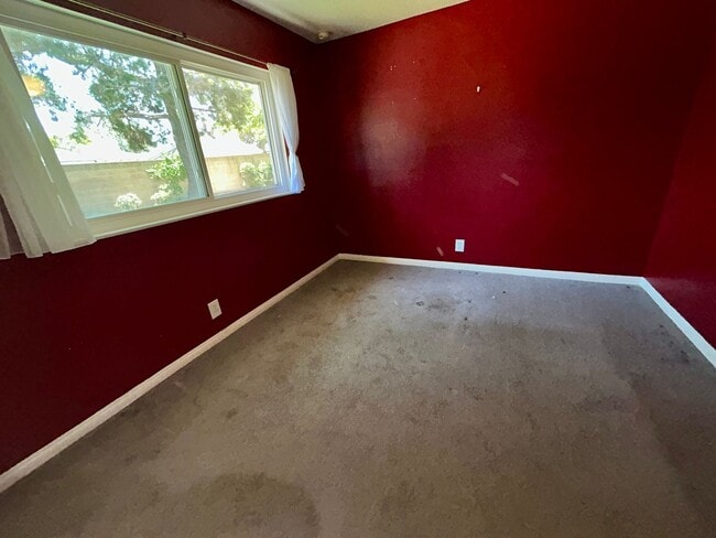 Building Photo - 4 Bed / 2 Bath Home for Rent in Huntington Beach