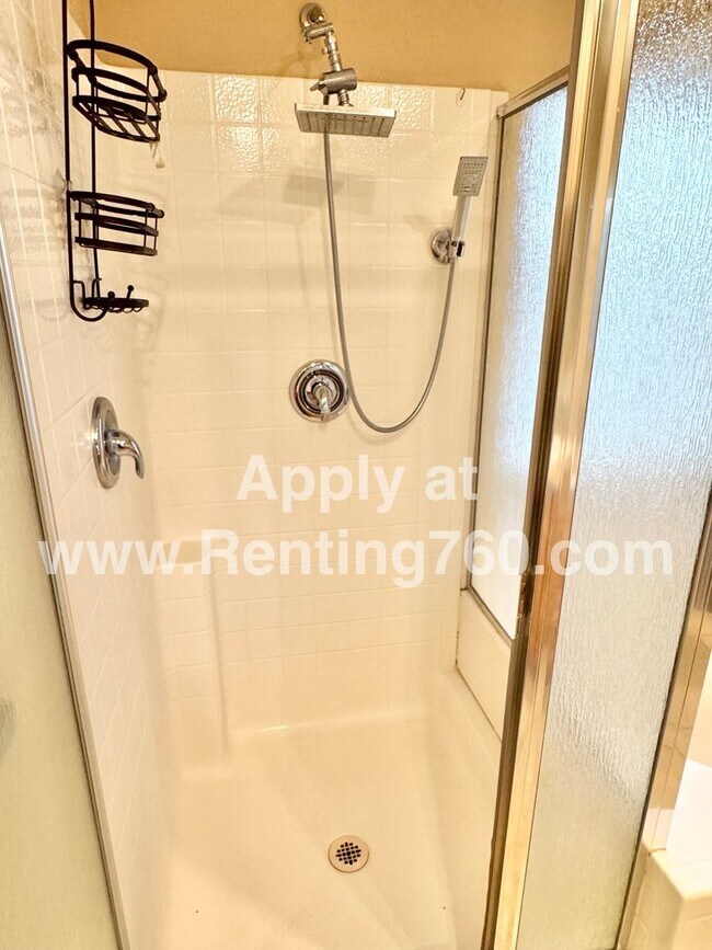 Building Photo - Gorgeous & Spacious 4 Bed Home