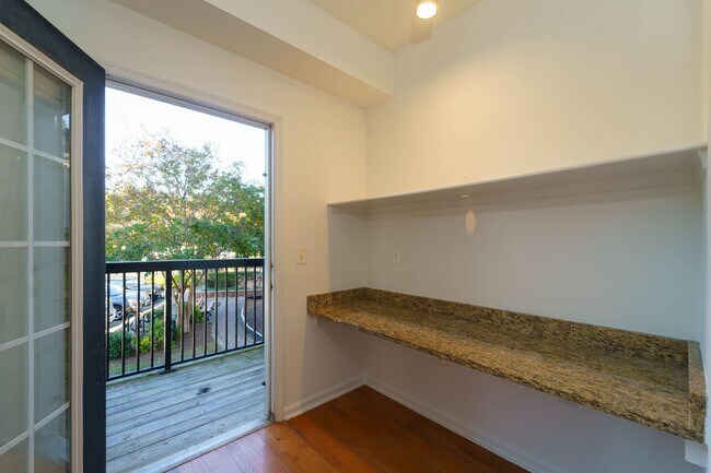 Building Photo - 3 level 2 BR 2BA condo in Fairfax Ridge