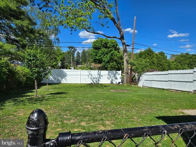 Building Photo - 647 Artwood Dr
