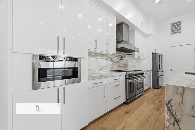 Building Photo - Luxury Modern Living with Stunning LA Skyline Views