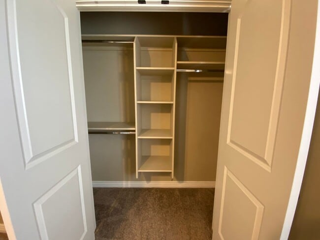 Building Photo - Lawn Care included!  4 bed 2.5 bath Neighb...