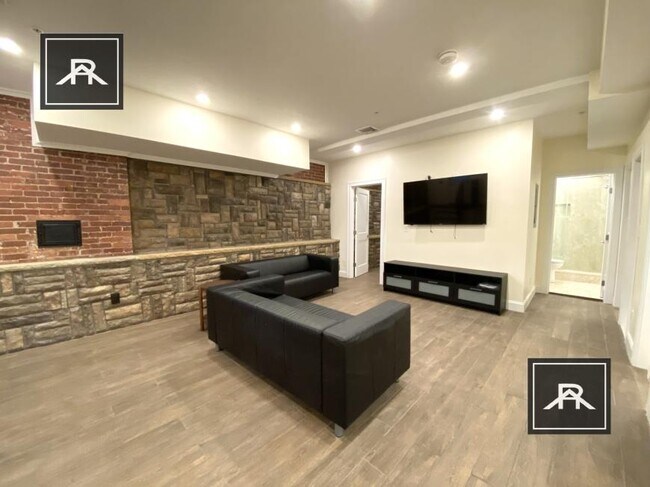 Building Photo - 3 bedroom in Brookline MA 02446