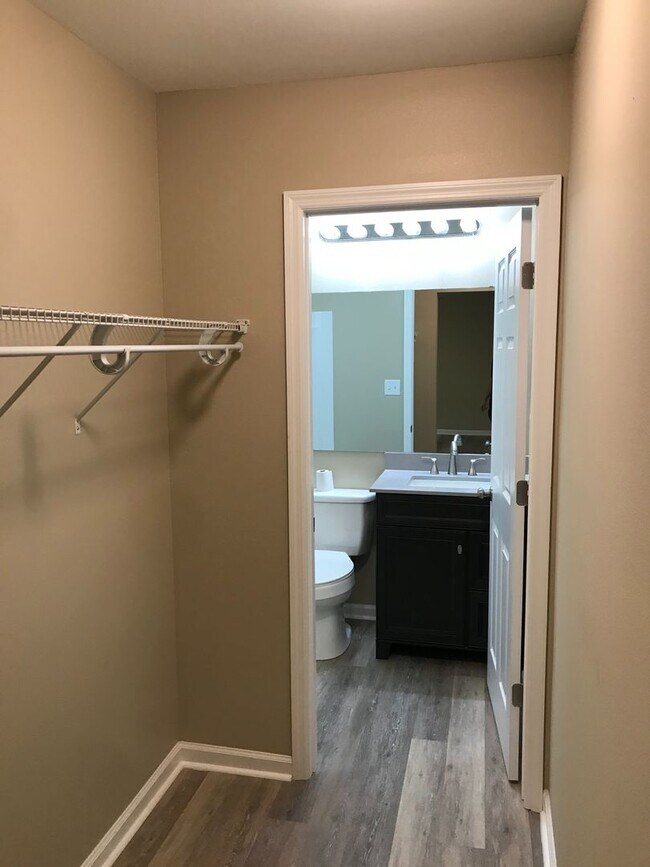 Building Photo - 209 Iris Cir
