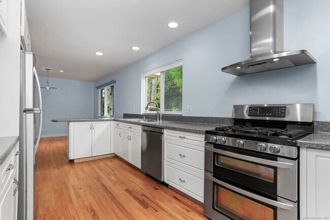 Building Photo - 90 Sasco Hill Terrace