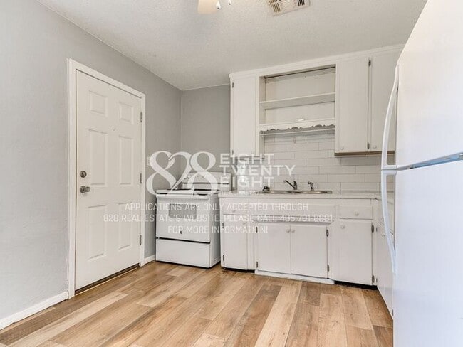 Building Photo - 3 Bed/1 Bath Single Family Home Available Now! Within 5 miles of TAFB!