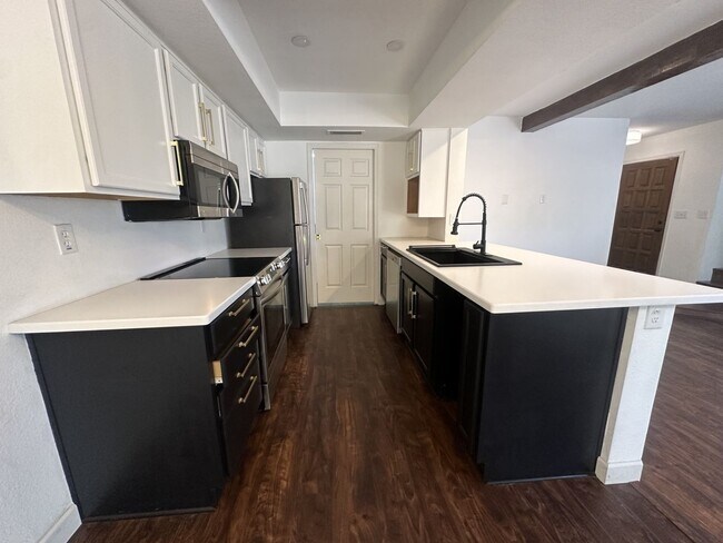 Building Photo - Point South Mountain; Located in the highly desirable Point South Mountain Community, resort styl...