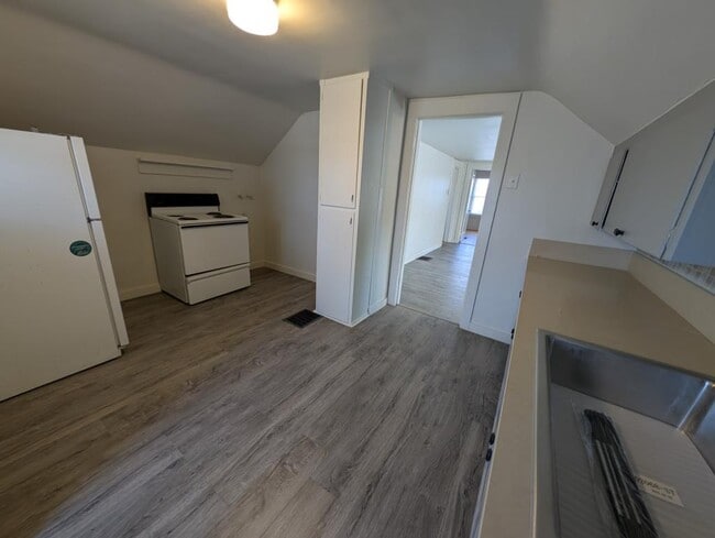 Building Photo - 323 N 4th St