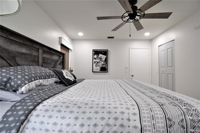 Building Photo - 6550 Country Wood Way