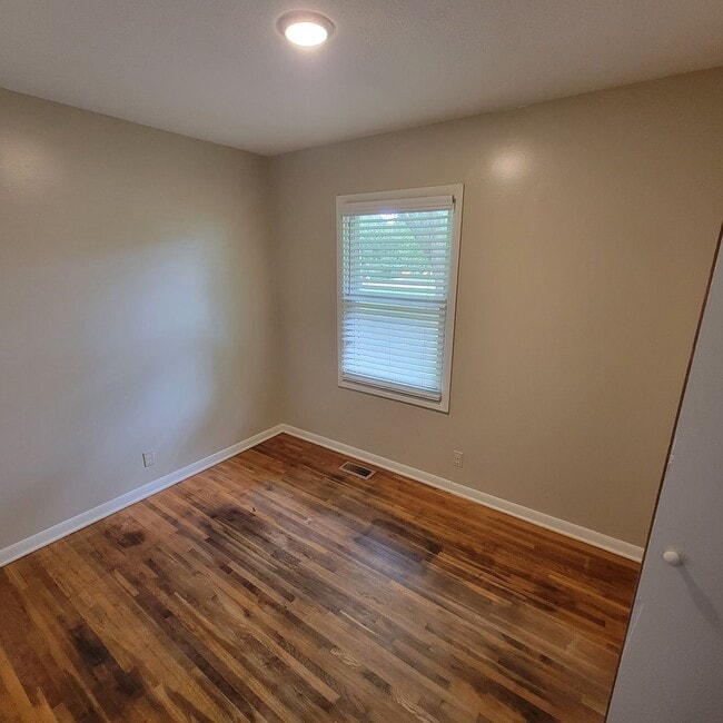 Building Photo - 3/1 Brick Ranch-Algood School Zone-Single ...