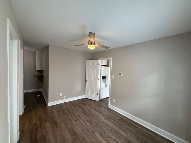 Building Photo - Condo in Wesley Heights!