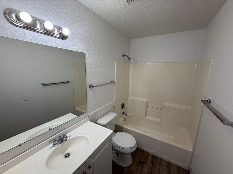Building Photo - 553 S Workland Ln