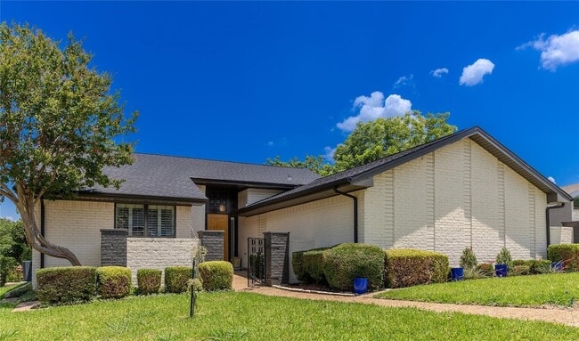 Primary Photo - 224 Sovereign Ct