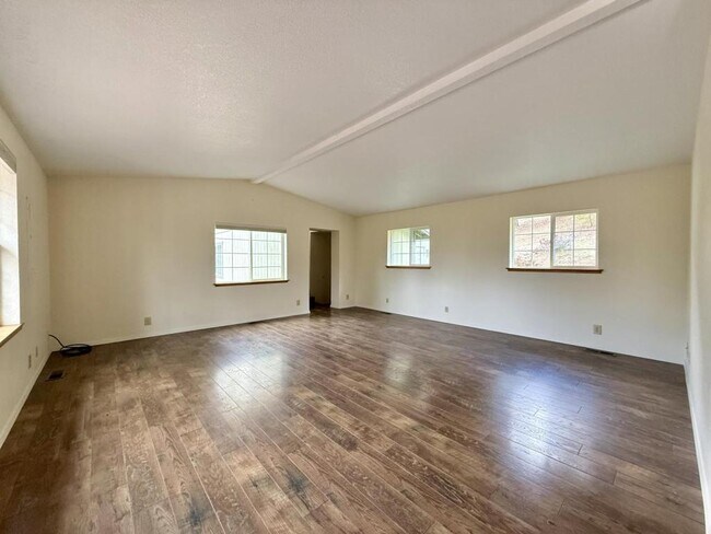 Building Photo - 300 Colonial Dr