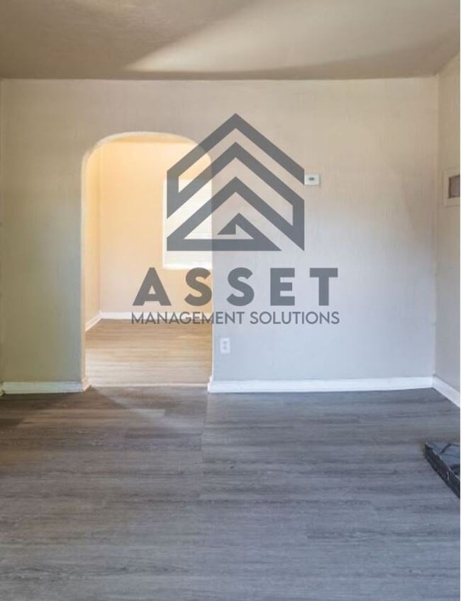 Building Photo - 4 Bedroom House Available now in OKC