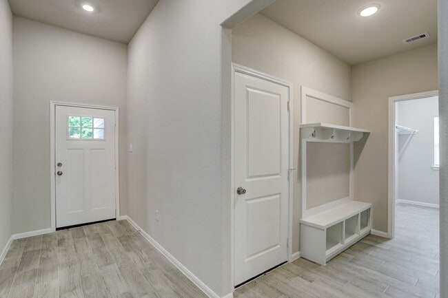 Building Photo - 725 W Foley St