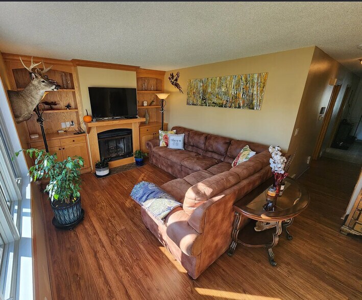 Building Photo - 210 NE 12th Street Pl