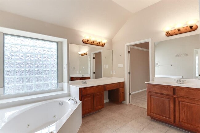 Building Photo - 10101 Lisi Anne Dr