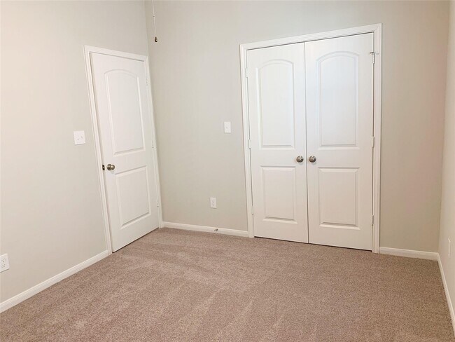 Building Photo - 14218 Singing Oaks Trl