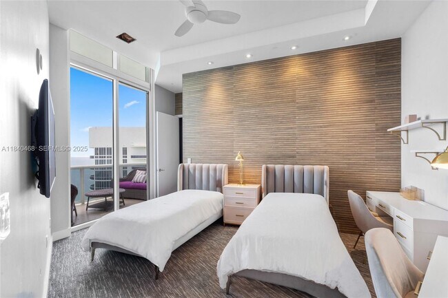 Building Photo - 16001 Collins Ave