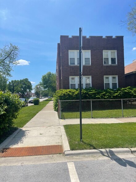 The grass is freshly cut : this gate is down - 8434 S Cregier Ave