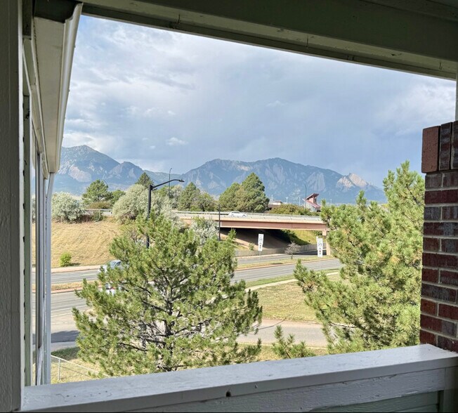 Primary Photo - 33 S Boulder Cir
