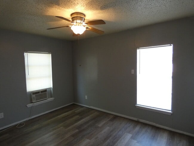 Building Photo - 3 bedroom, 1 bath