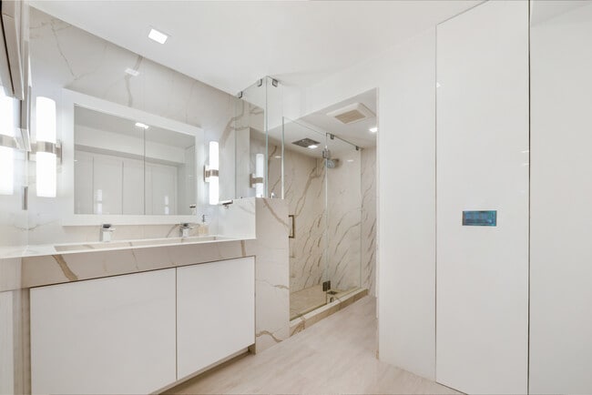 Building Photo - 2901 S Bayshore Dr