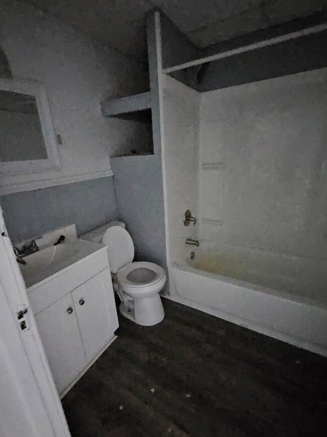 Building Photo - upper two bedroom unit with bonus room West side