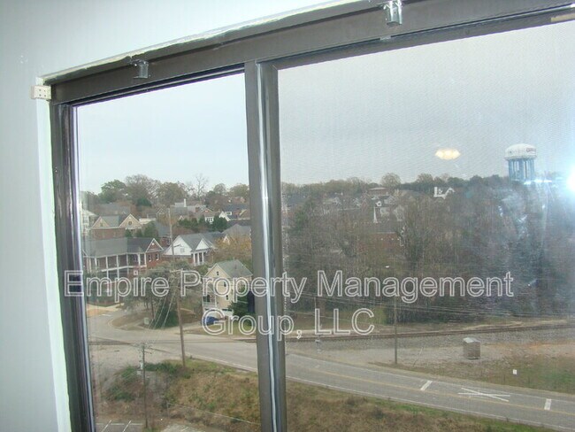 Building Photo - 1600 Park Cir