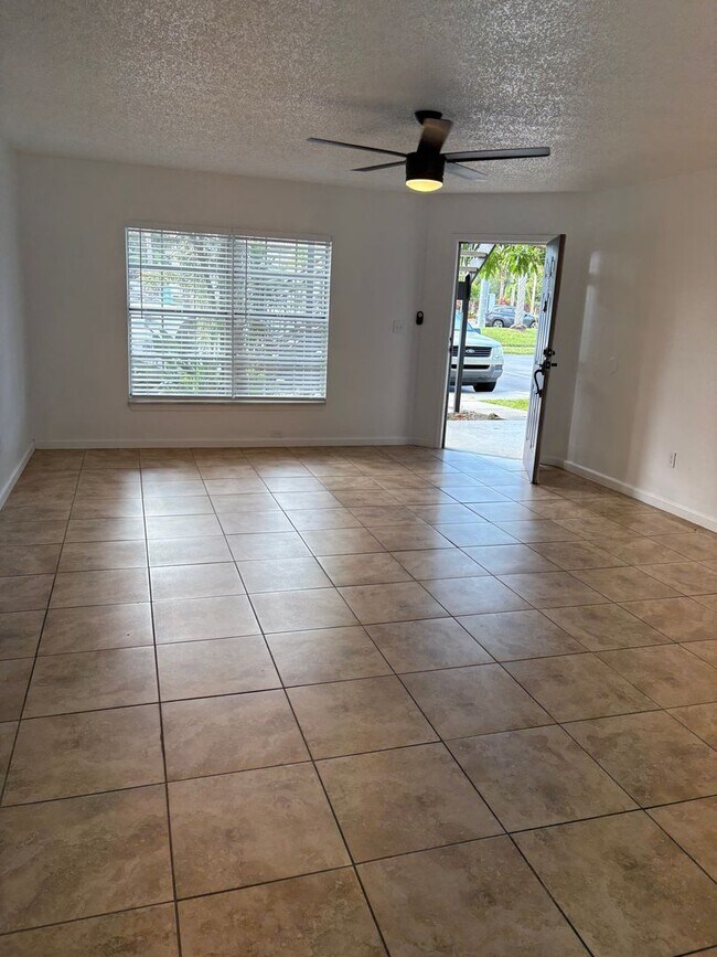 Building Photo - Newly remodeled 2/2 condo Winter Park  $300. incentive for move in by 6/15/2026