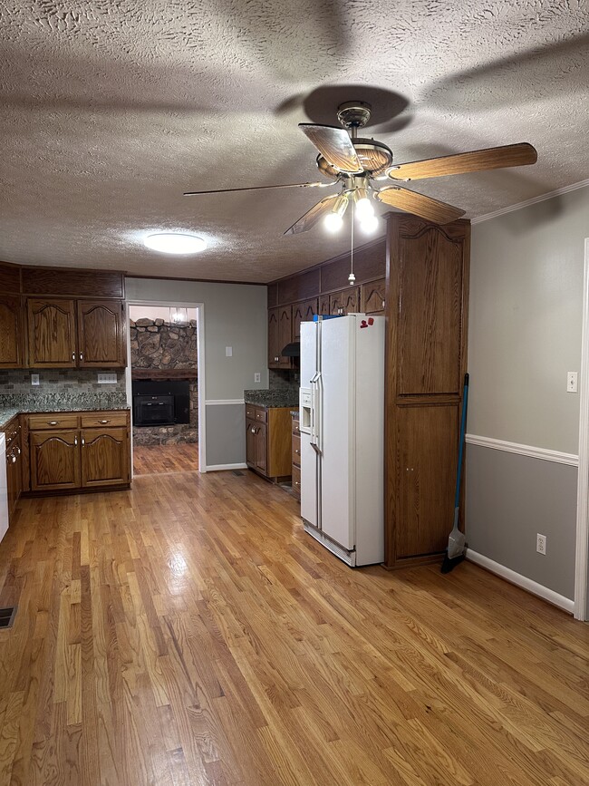 Kitchen - 644 Hoot Owl Hollow Rd