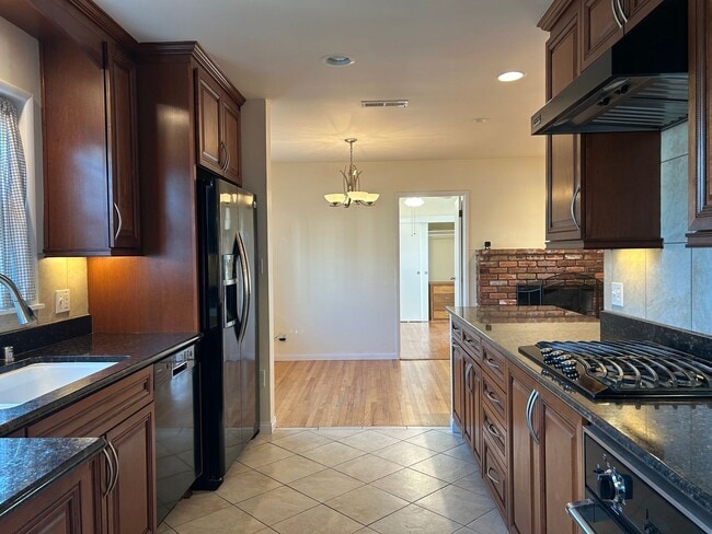 Building Photo - Adorable 5 Bedroom 3 Bathroom Orange Home Near Old Towne!