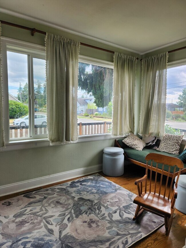 Building Photo - Victorian Style Home Rent Ready!!