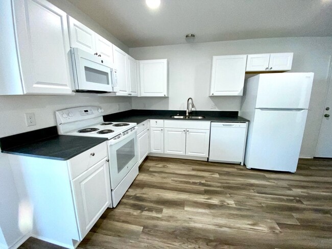 Building Photo - 907 W 7th St