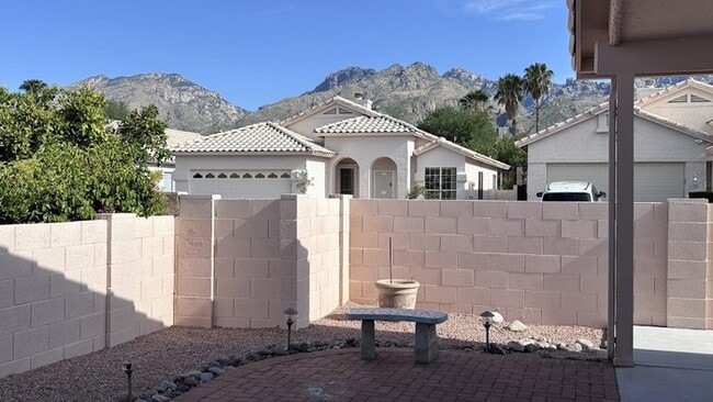 Building Photo - Spacious 4 bedroom 2 bath home near Sabino...