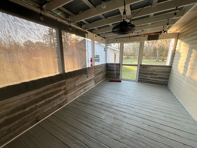 Building Photo - Southern Charm