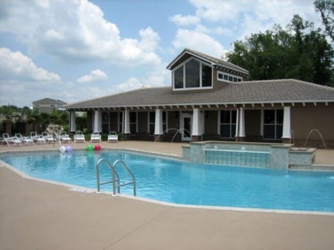 Building Photo - 3 bedroom townhome in gated community with...