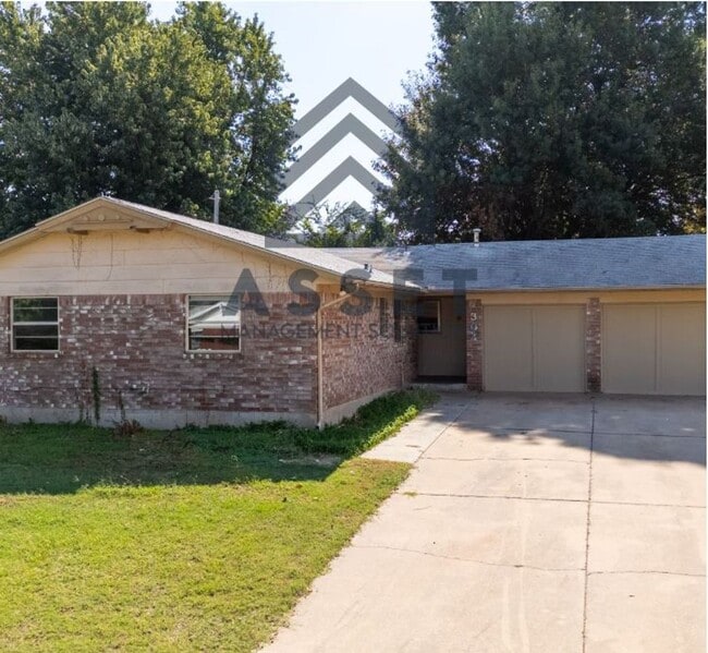 Building Photo - Cute 5 Bedroom House!