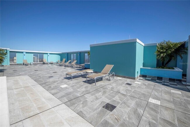 Building Photo - 1 Beach Dr SE