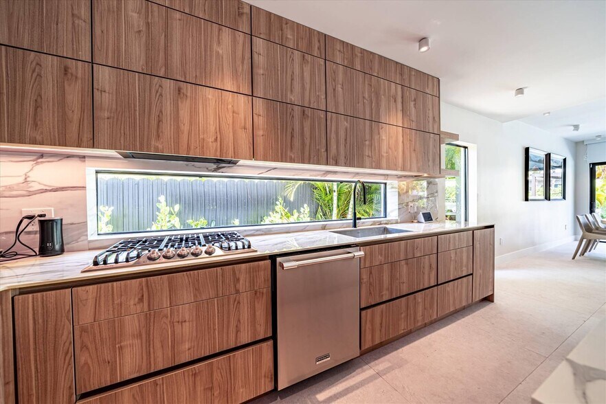 Building Photo - 7610 Bayside Ln