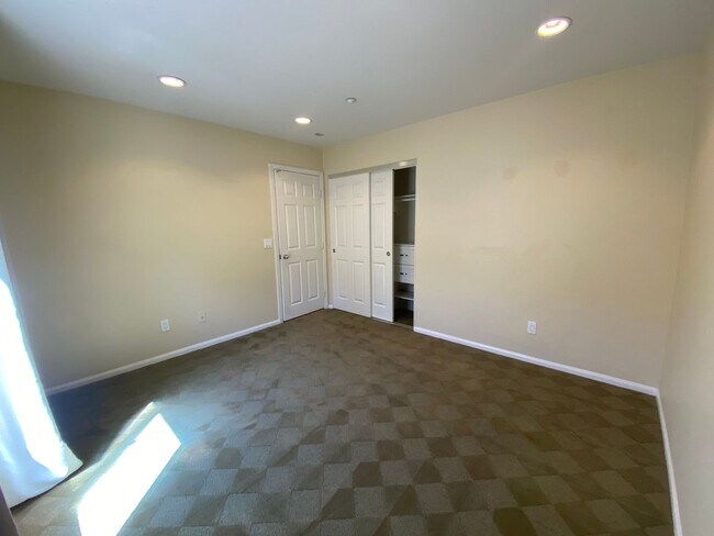 Building Photo - 2 story 4 Bedroom Home located in Amber Woods Community