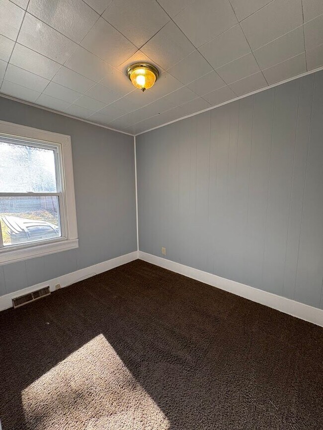 Building Photo - Three bedroom one bathroom home for rent