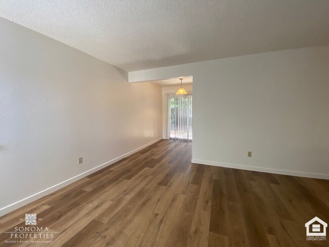 Building Photo - Charming 2 Bed / 1.5 Bath Duplex in Sonoma!