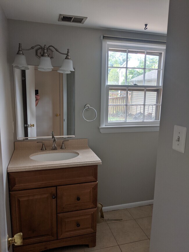 Downstairs bathroom - 46675 Winchester Dr