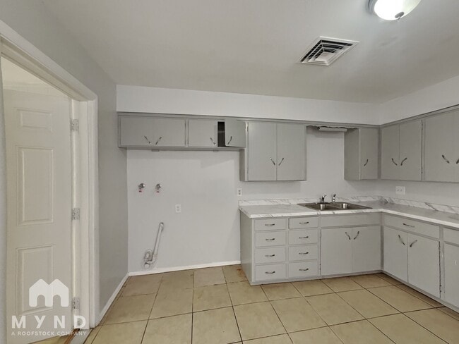 Building Photo - 903 E 5th St