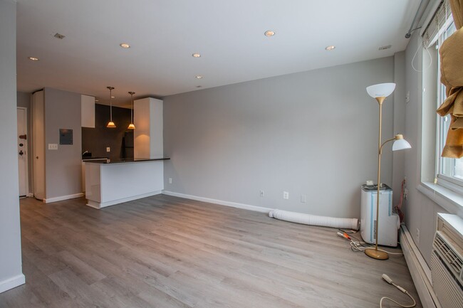 Building Photo - Stunning Studio Condo in Edgewood!