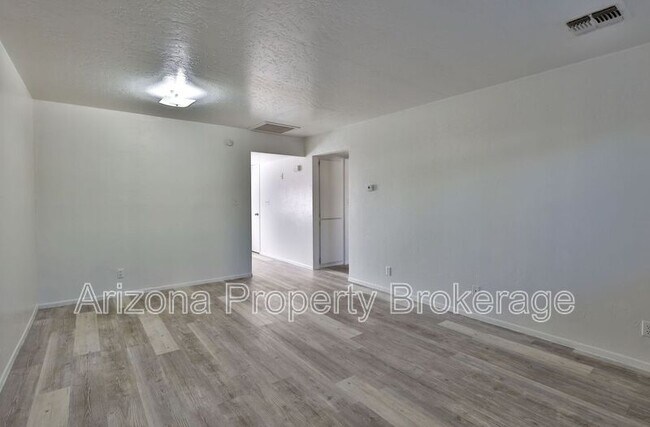 Building Photo - 1702 W Vogel Ave